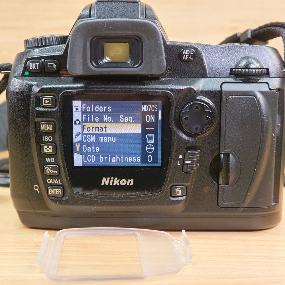Nikon D70s 6.1MP Digital SLR Camera w/ Nikkor 18-55mm f/3.5-5.6G AF-S Lens - Picture 7 of 11